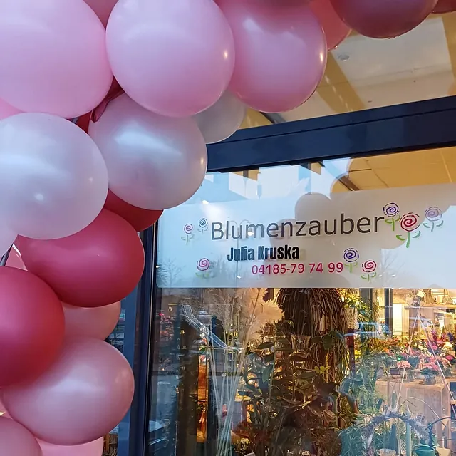 Luftballons vor dem Blumengeschäft